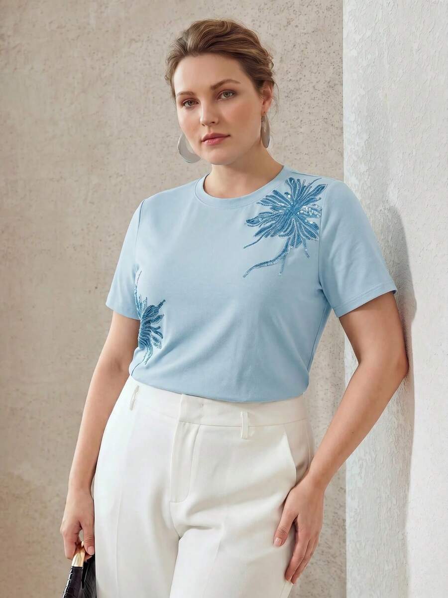 Blusa feminina Plus Size Azul Claro com bordado floral e modelagem 