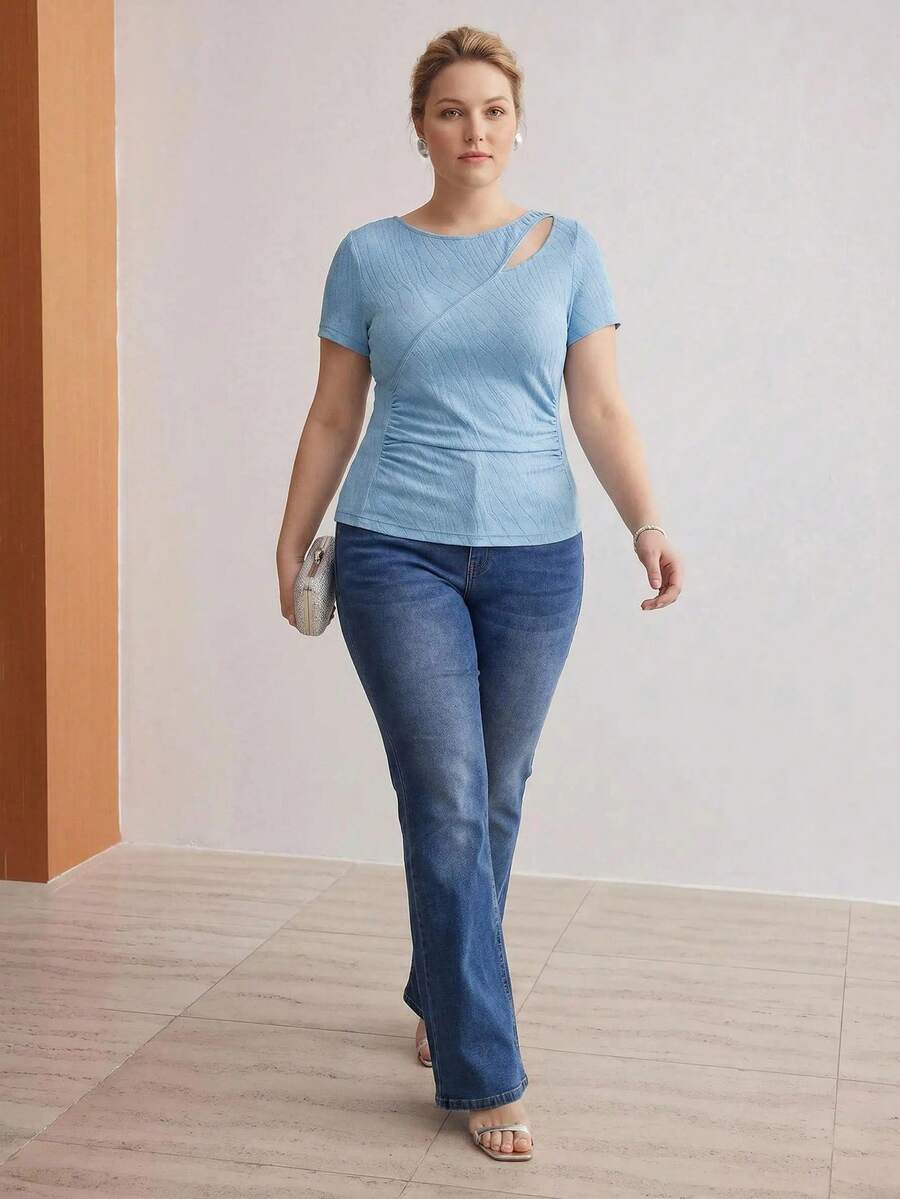 Blusa feminina Plus Size com recorte vazado no colo e decote canoa