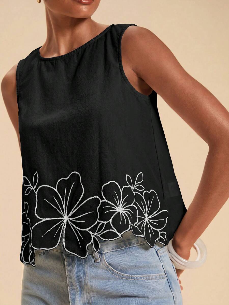 Blusa feminina Preta bordada sem mangas com detalhes florais e acabamento delicado