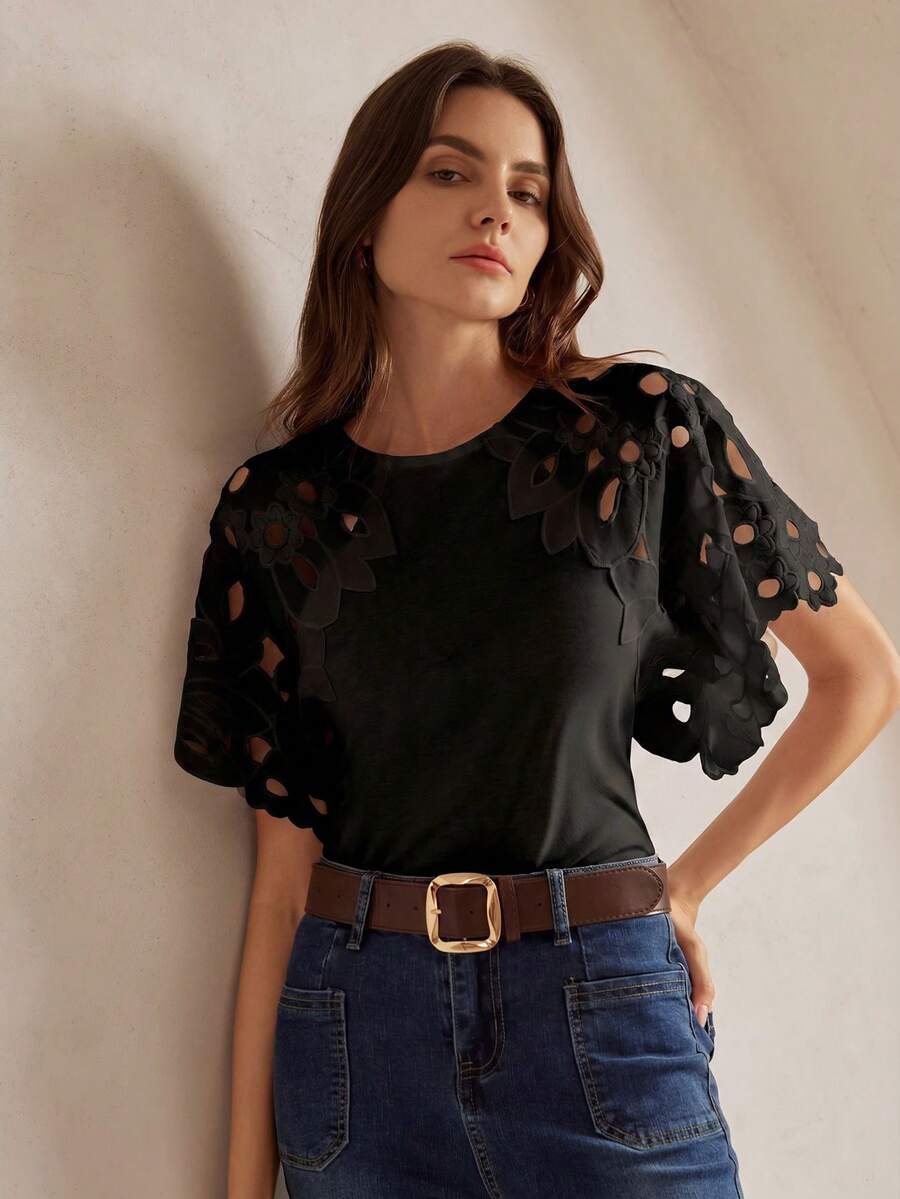 Blusa feminina Preta elegante com manga esvoaçante e trabalho vazado decorativo nos ombros e mangas