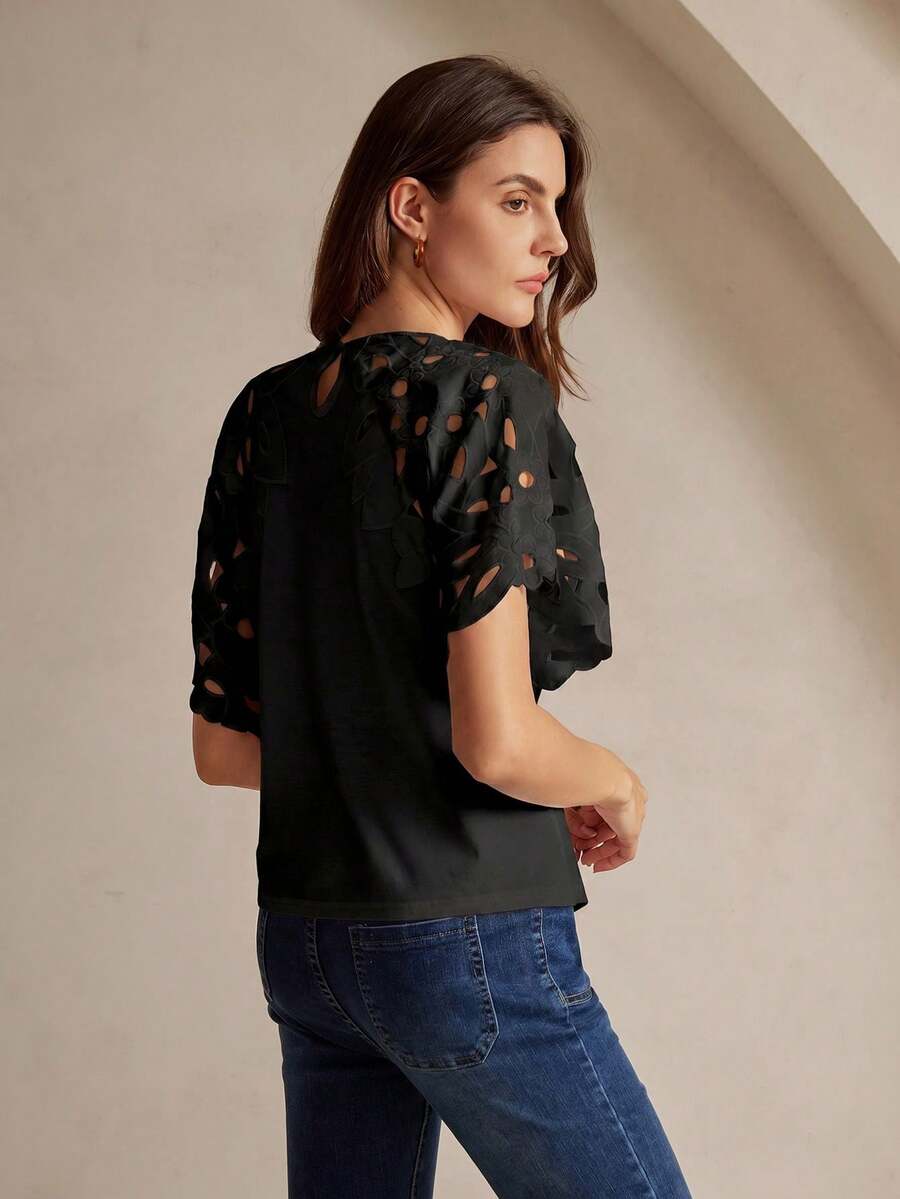 Blusa feminina Preta elegante com manga esvoaçante e trabalho vazado decorativo nos ombros e mangas