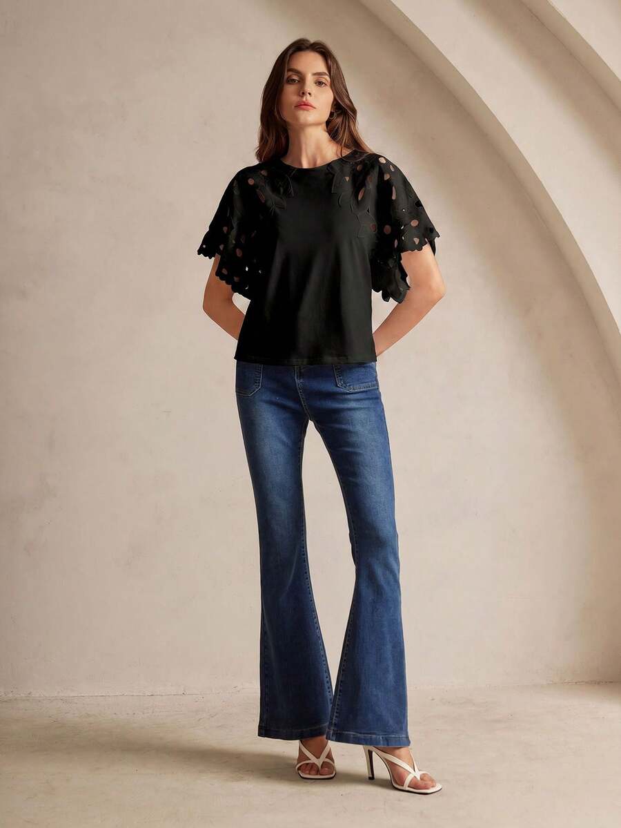 Blusa feminina Preta elegante com manga esvoaçante e trabalho vazado decorativo nos ombros e mangas