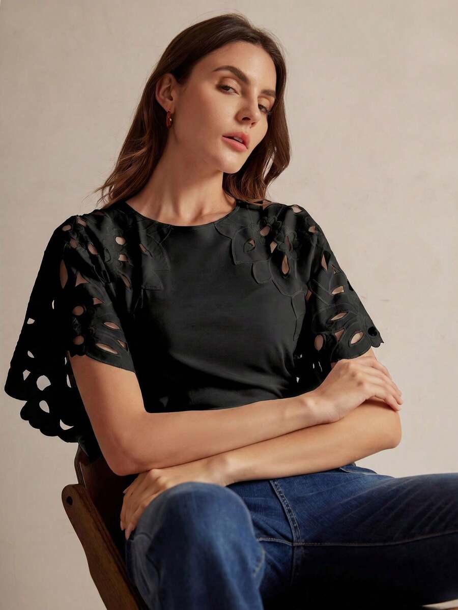 Blusa feminina Preto   elegante com manga esvoaçante e trabalho vazado decorativo nos ombros e mangas  -Boutique do Encanto  