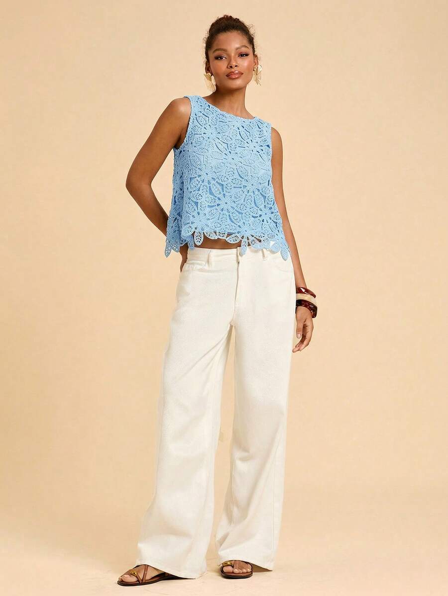 Blusa feminina casual com bordados florais e caimento regular