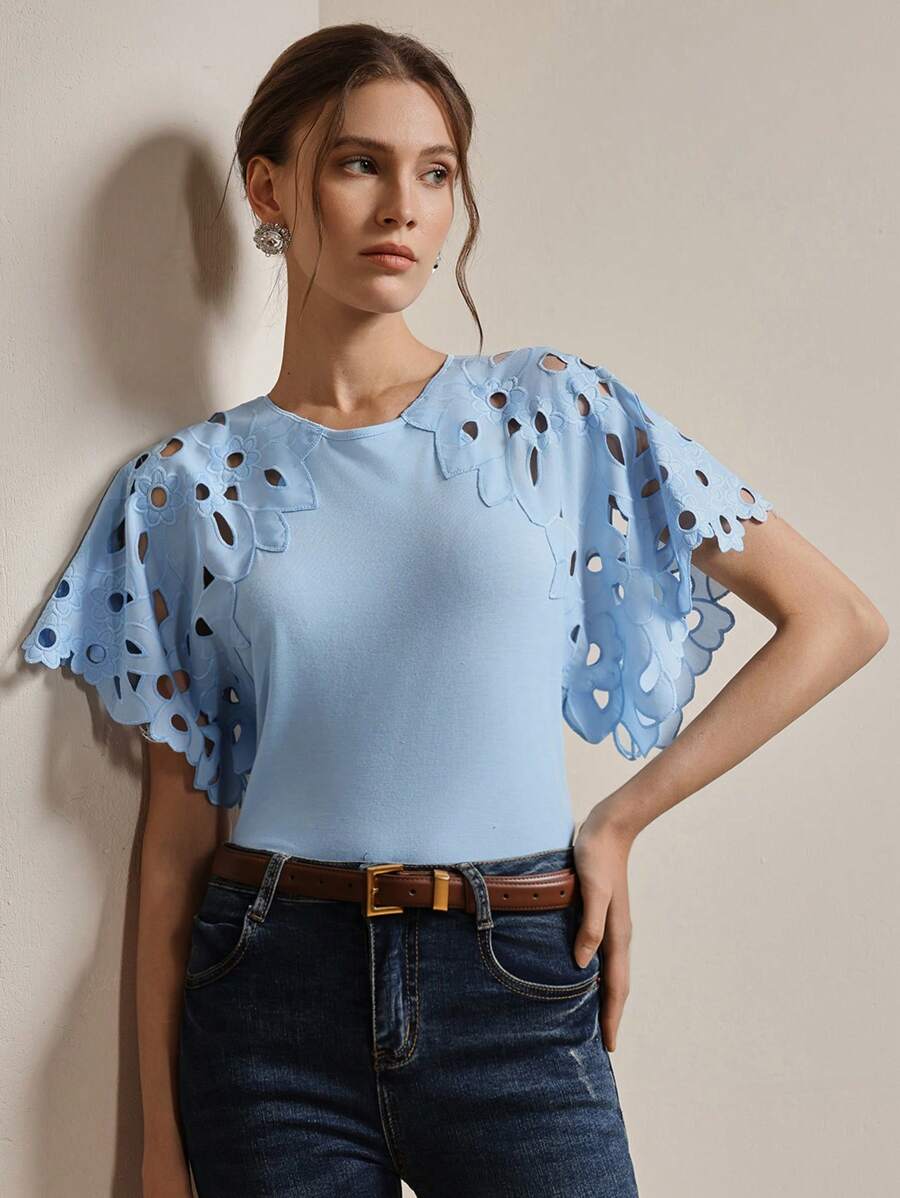 Blusa feminina azul claro com gola redonda, comprimento regular e mangas vazadas com efeito rendado