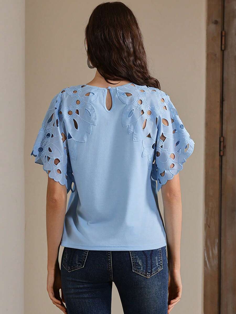 Blusa feminina azul claro de manga curta esvoaçante com recortes vazados e gola redonda