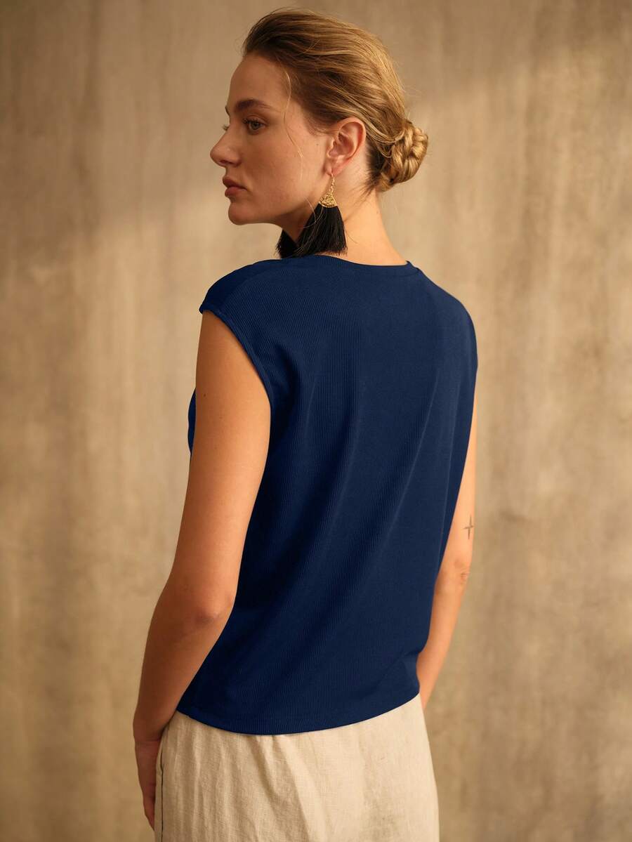 Blusa feminina azul marinho com detalhe de fivela metálica no decote e acabamento elegante para looks casuais e sociais
