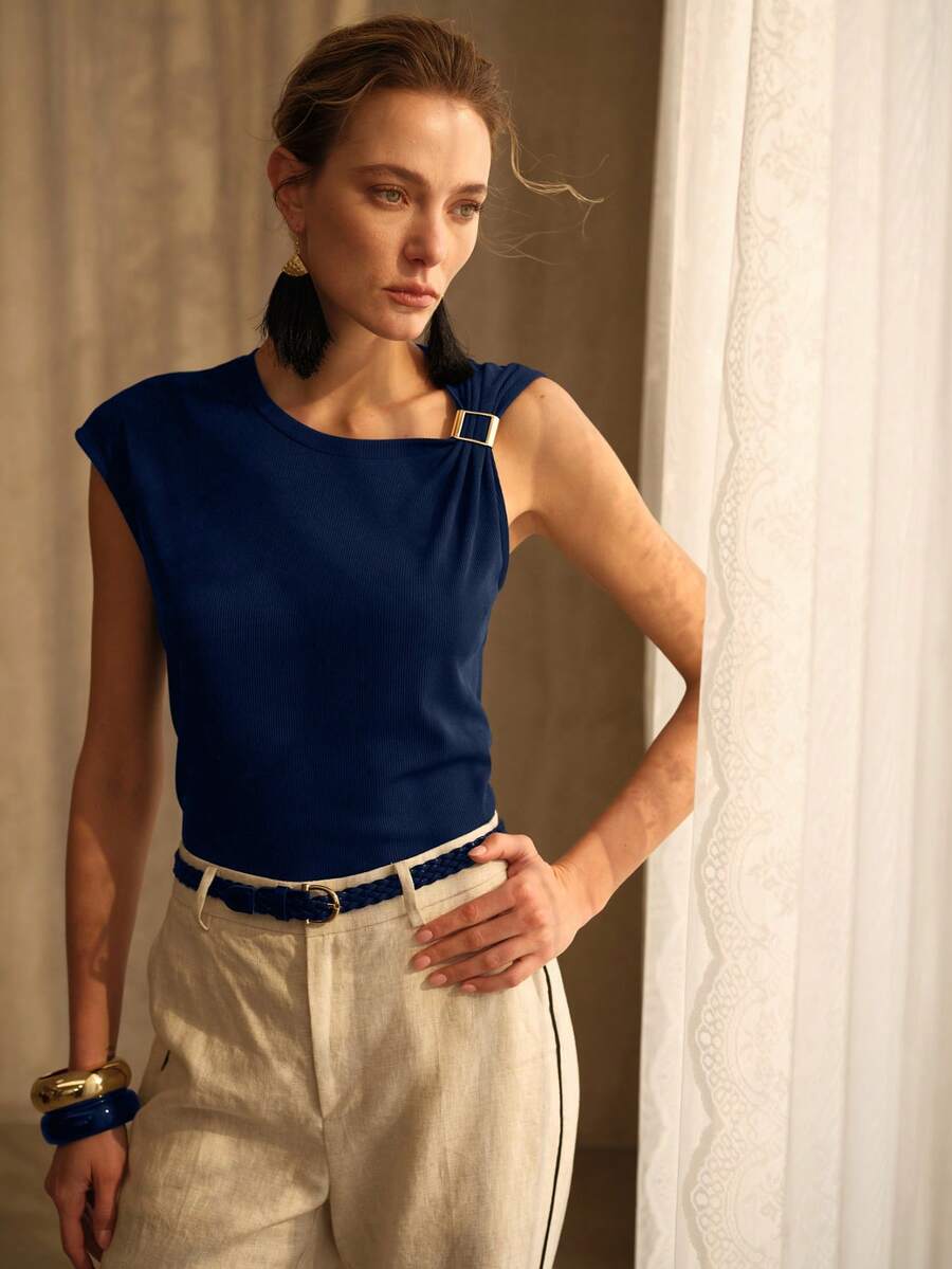 Blusa feminina azul marinho de tecido leve com manga boné, caimento regular e acabamento assimétrico no decote