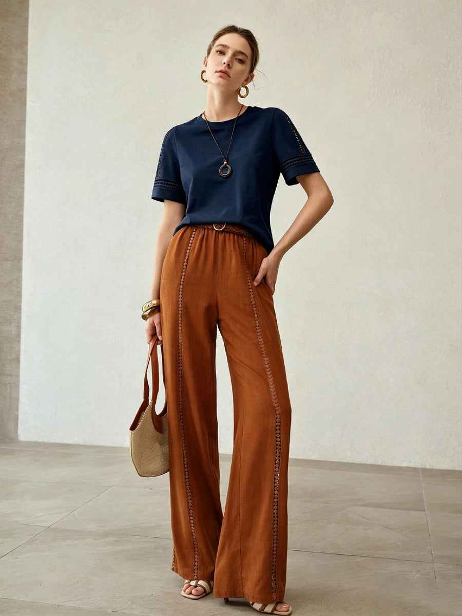 Blusa feminina azul marinho  em malha de algodão com gola redonda, manga curta e detalhes vazados decorativos - Boutique do Encanto 