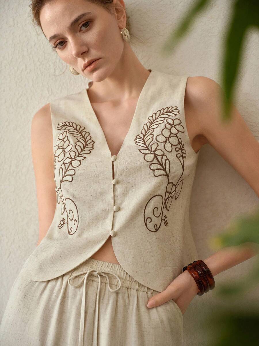 Blusa feminina bege com decote V e bordado floral marrom