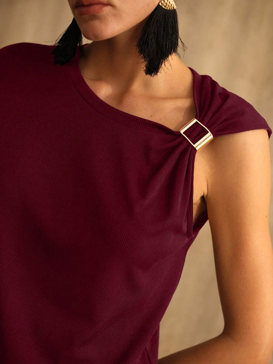 Blusa feminina beige elegante com decote assimétrico, manga boné e detalhe de fivela metálica no ombro