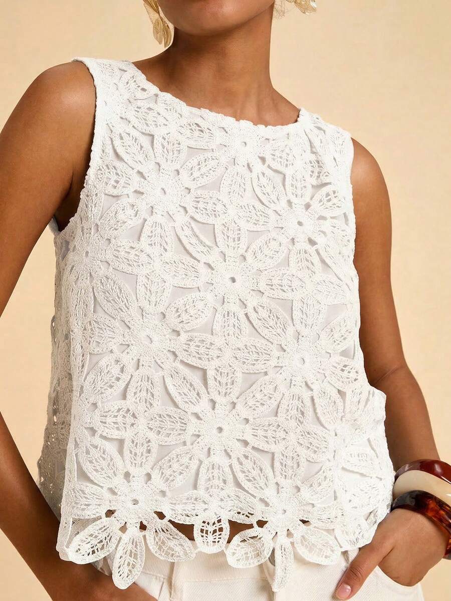Blusa feminina bordada sem mangas com detalhes florais e acabamento delicado