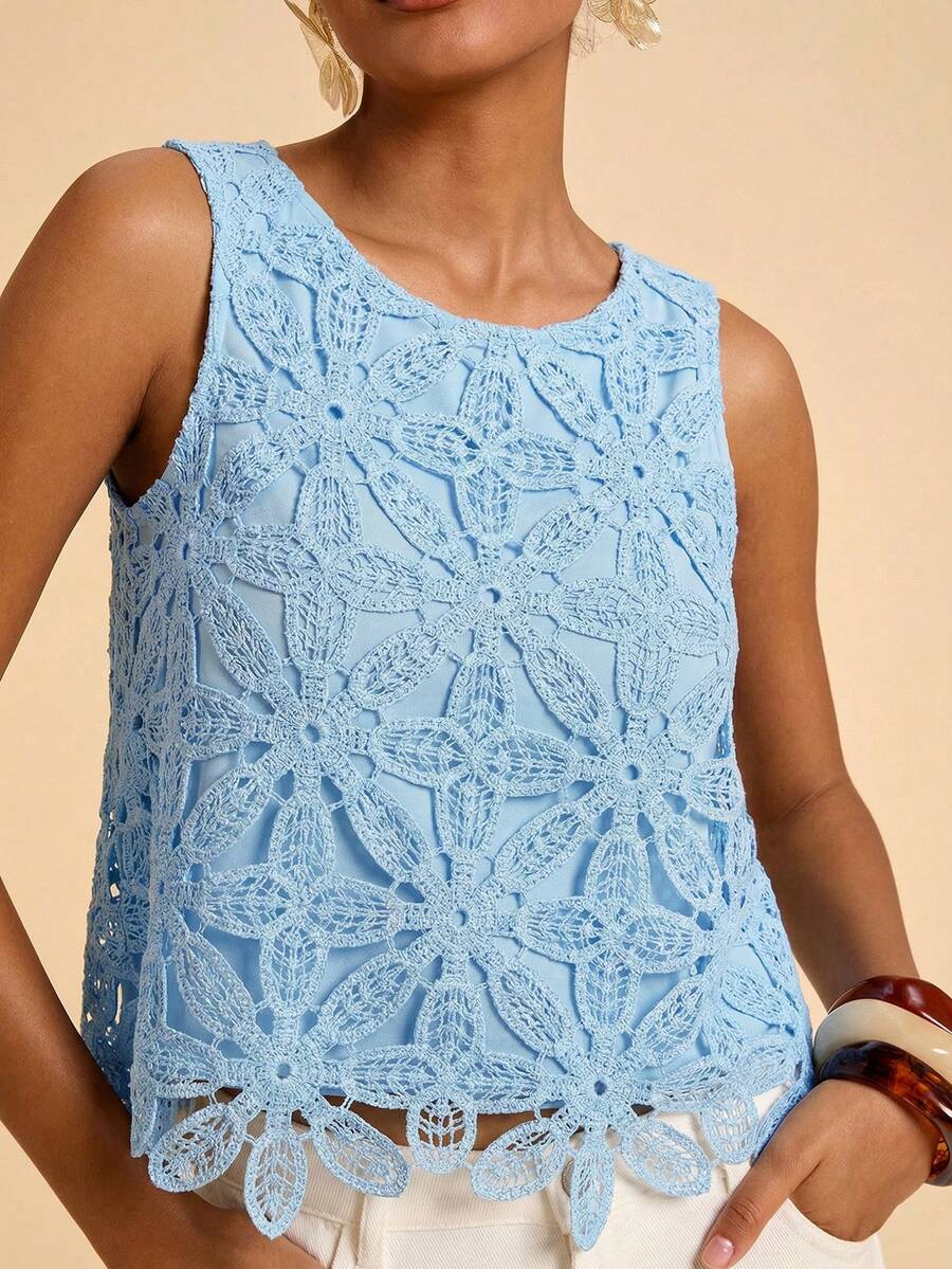 Blusa feminina bordada sem mangas com detalhes florais e acabamento delicado
