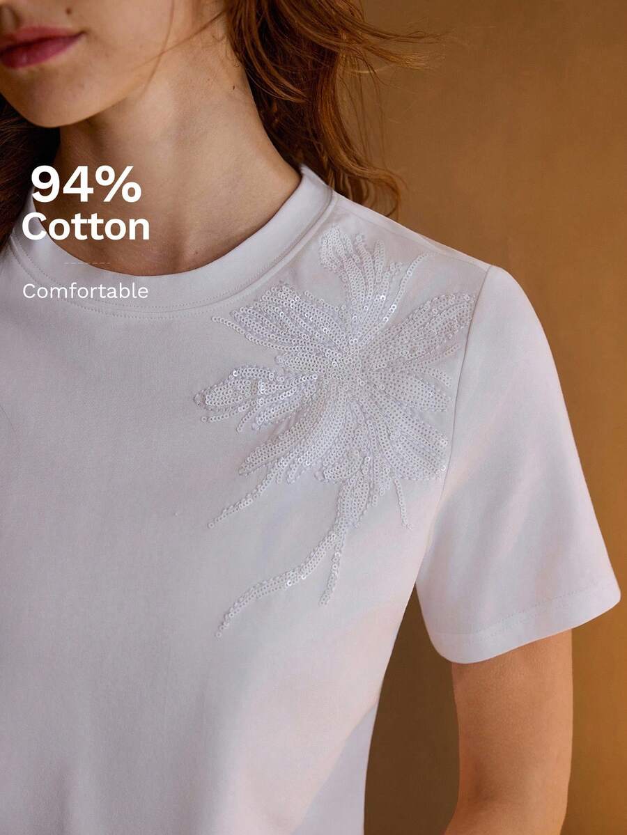 Blusa feminina branca 94% algodão com aplicação floral delicada