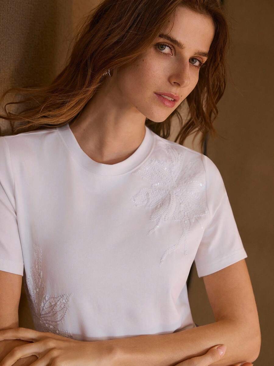 Blusa feminina branca 94% algodão com aplicação floral delicada