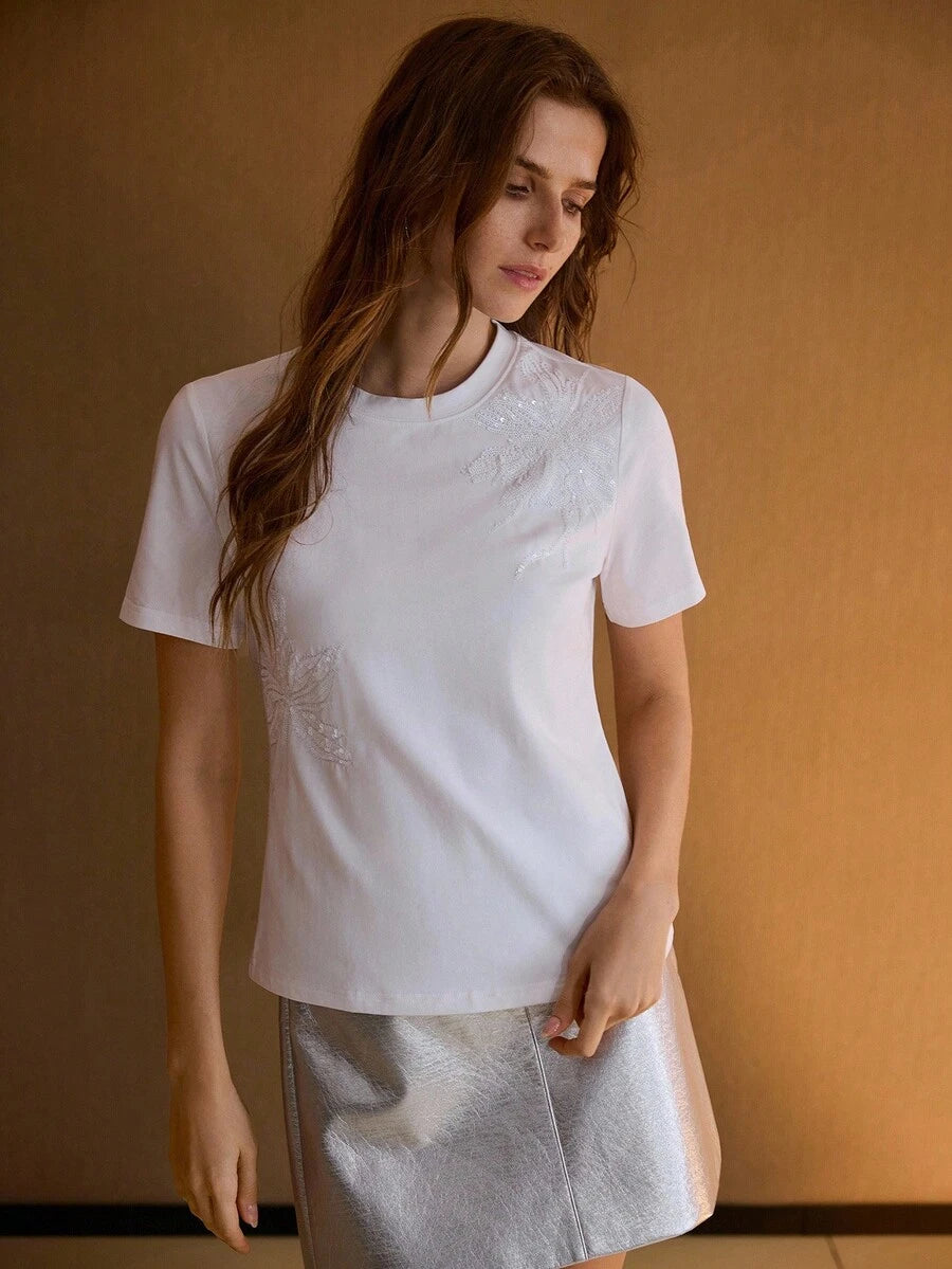 Blusa feminina branca 94% algodão com aplicação floral delicada