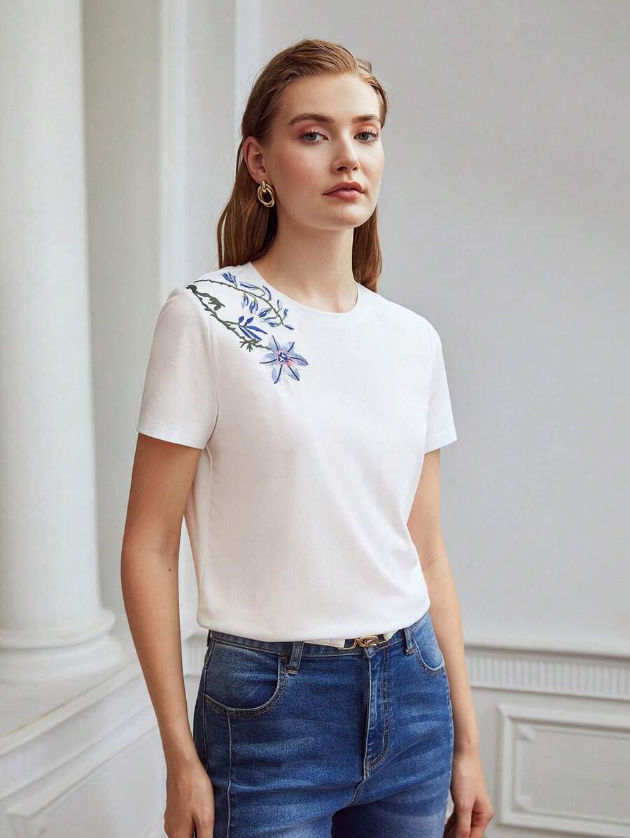 Blusa feminina branca 94% algodão com bordado floral azul – Boutique do Encanto