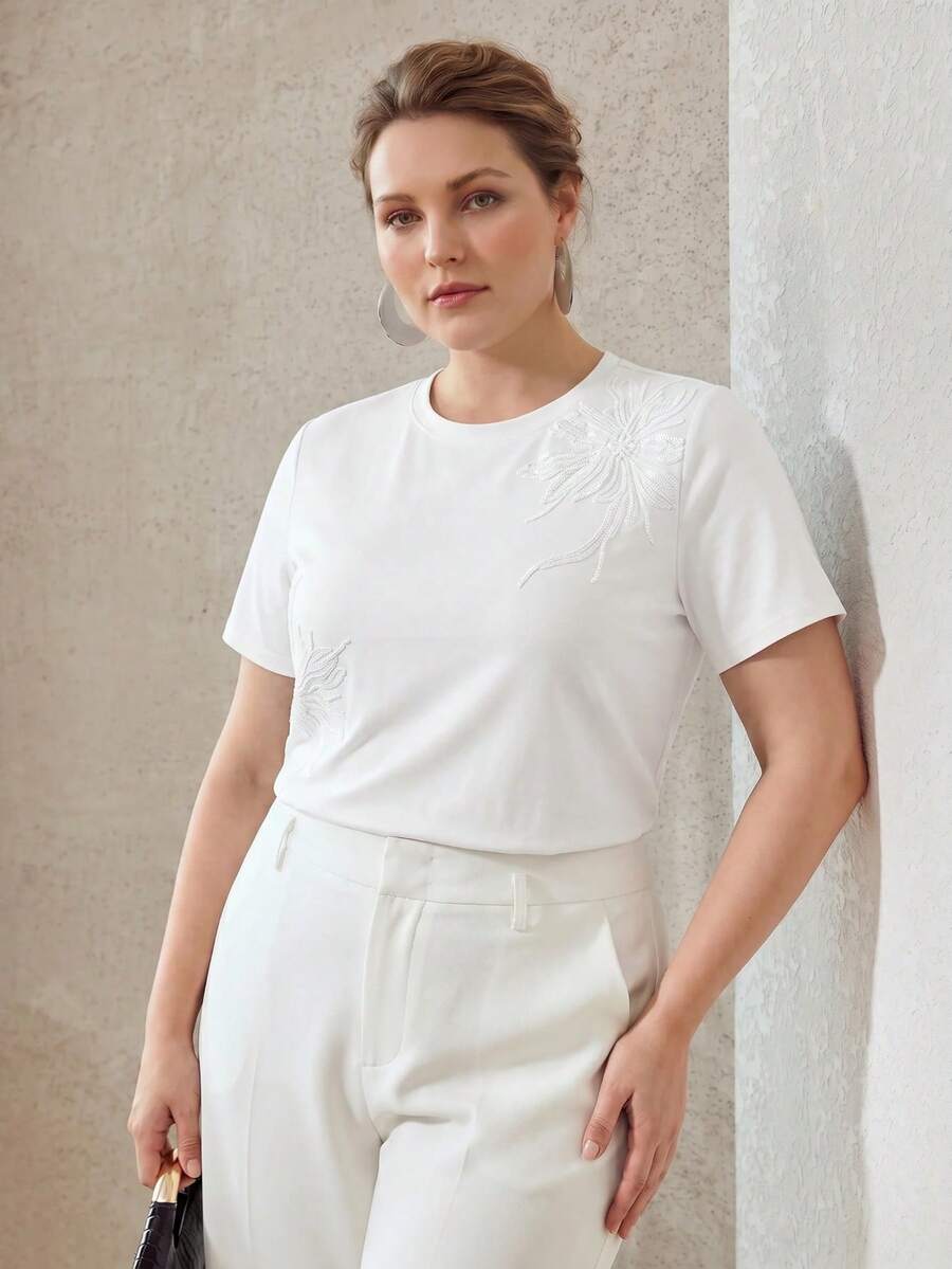 Blusa feminina branca Plus Size  94% algodão com aplicação floral delicada