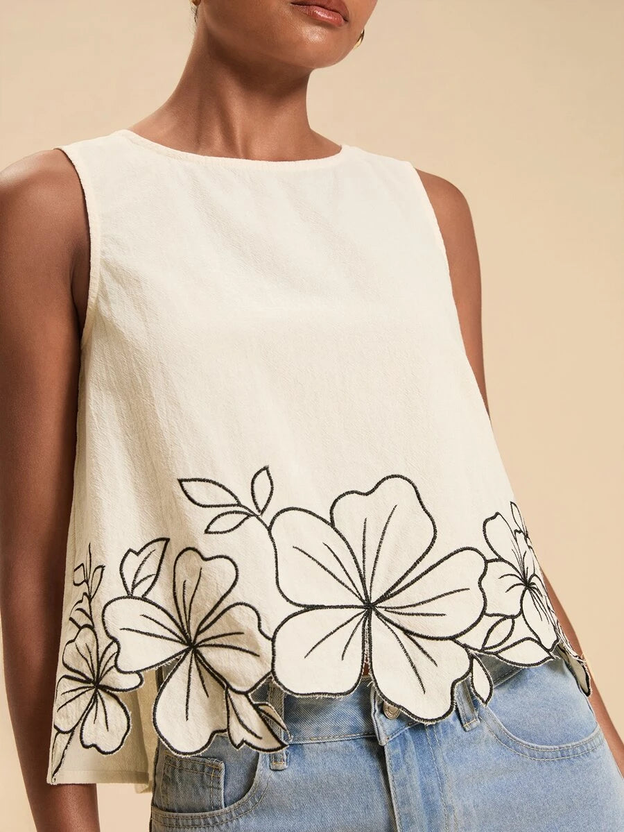 Blusa feminina casual com bordados florais e caimento regular