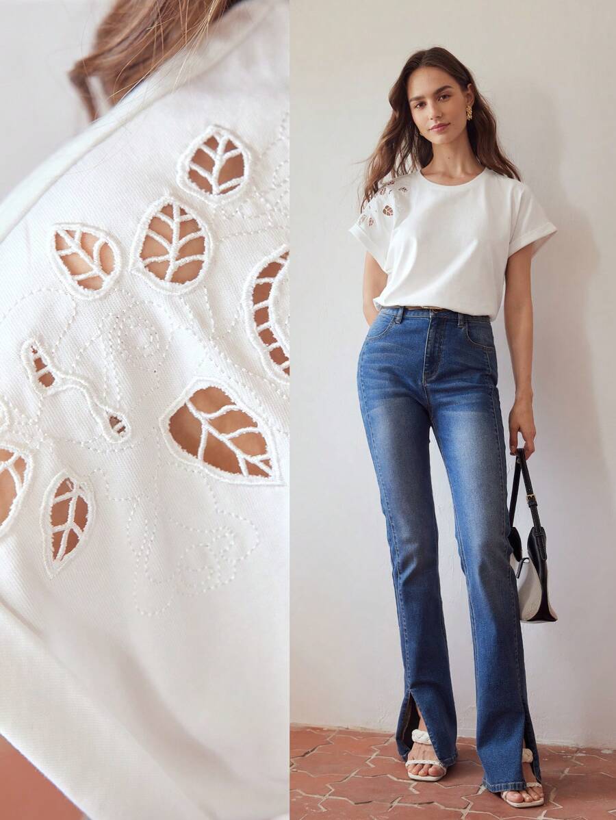 Blusa feminina  branca com bordado floral no ombro 