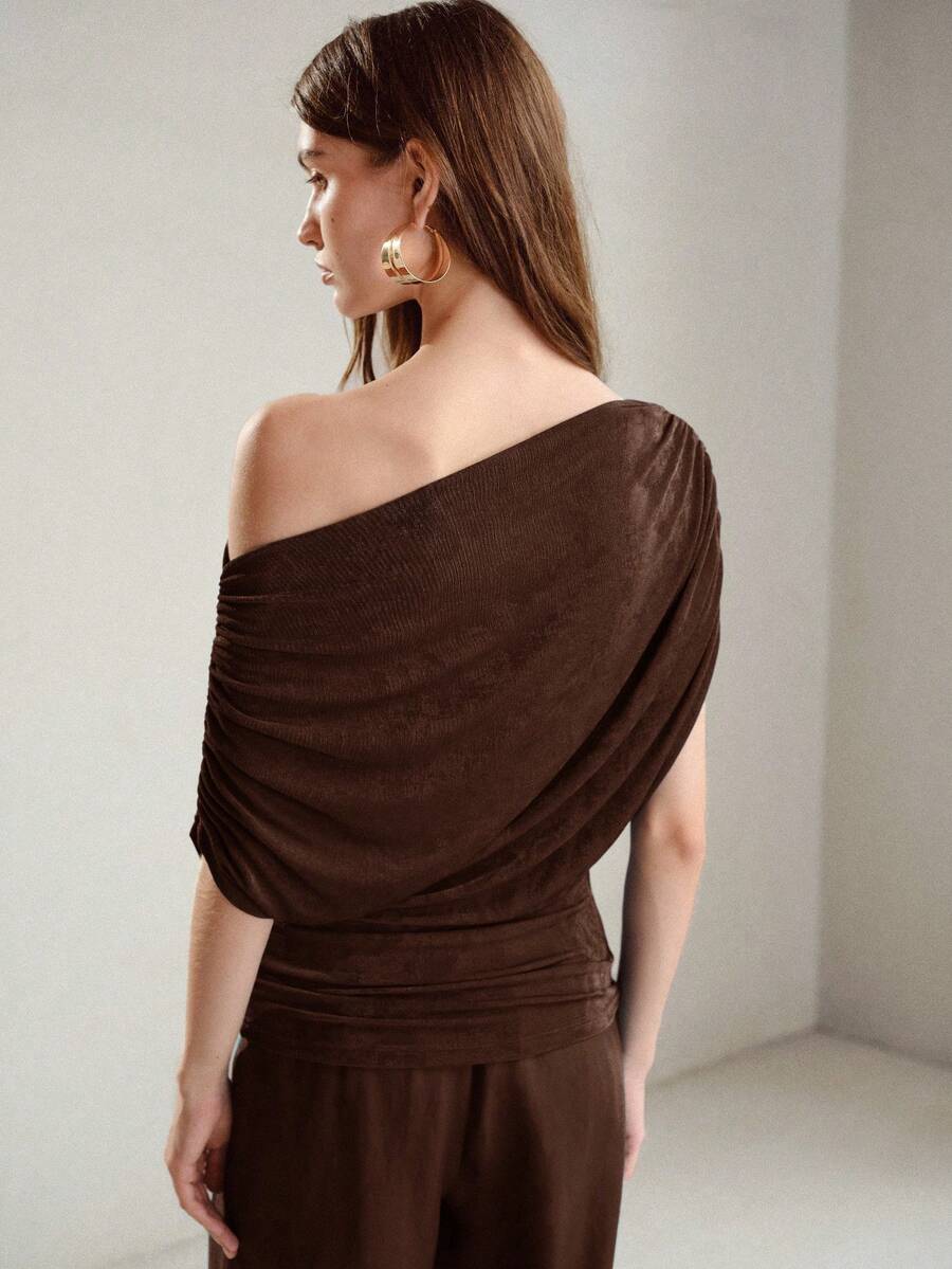 Blusa feminina café de ombro único com cintura franzida – Primavera Verão 2027