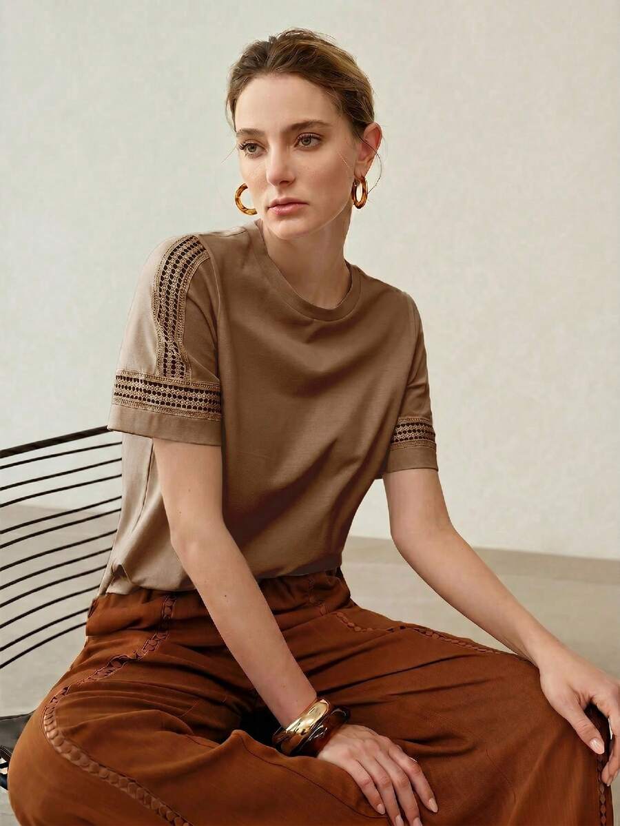 Blusa feminina caqui  com gola redonda e detalhes vazados nas mangas combinada em look casual sofisticado