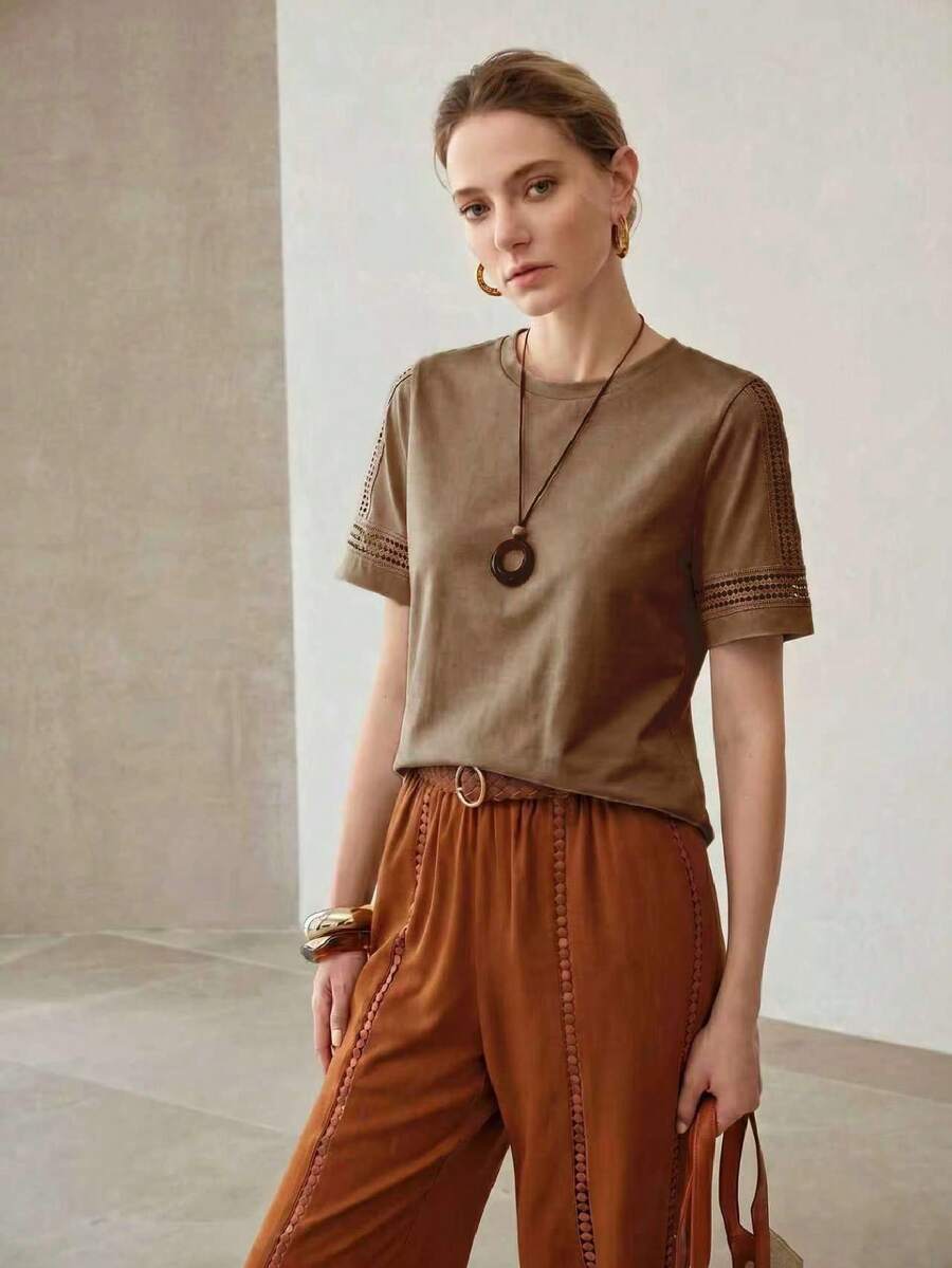 Blusa feminina caqui em malha de algodão com elastano, caimento confortável e comprimento regular