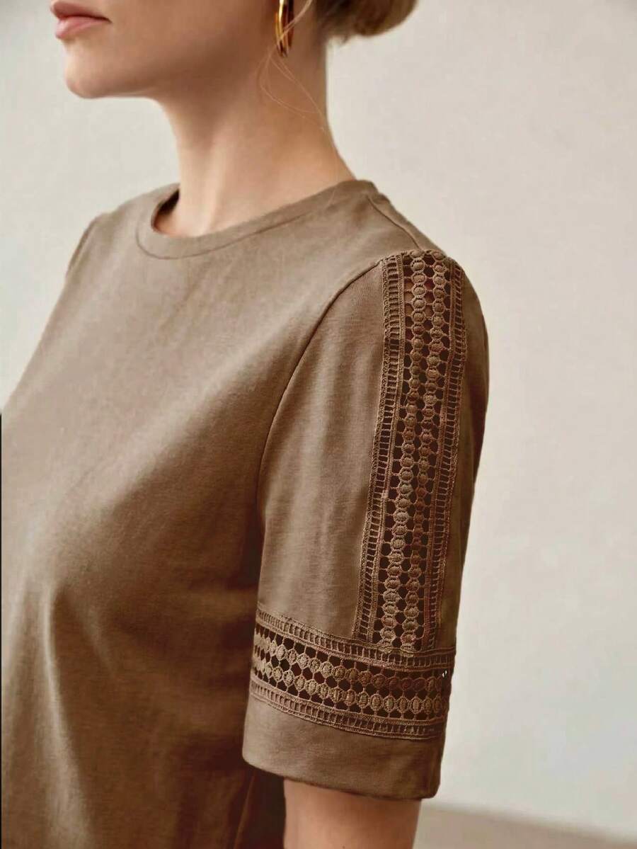 Blusa feminina caqui  em malha de algodão com gola redonda, manga curta e detalhes vazados decorativos - Boutique do Encanto 