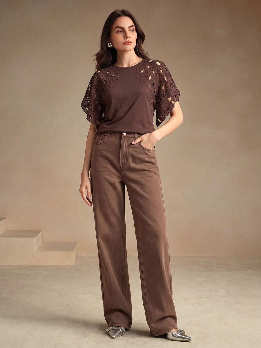 Blusa feminina castanho com mangas esvoaçantes e acabamento vazado em produção sofisticada Primavera Verão
