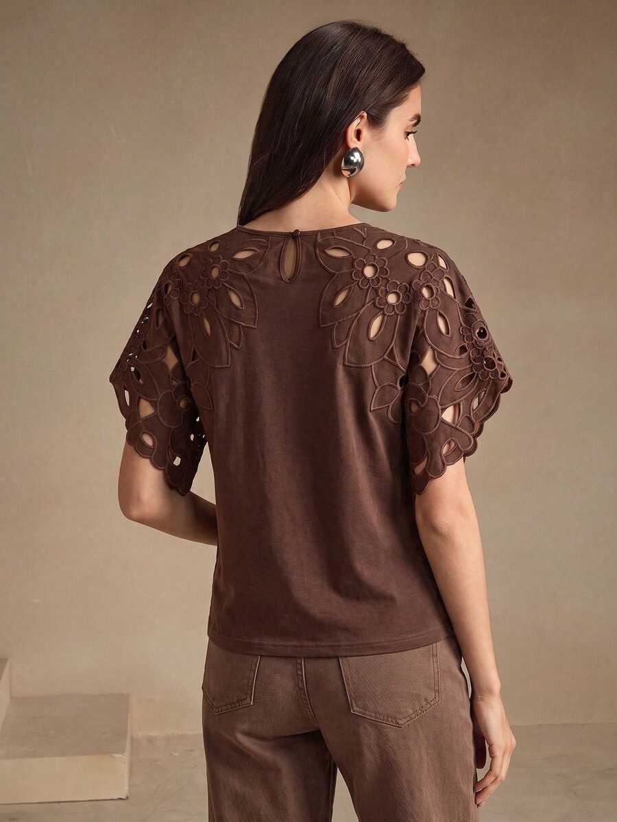 Blusa feminina castanho com mangas esvoaçantes e acabamento vazado em produção sofisticada Primavera Verão