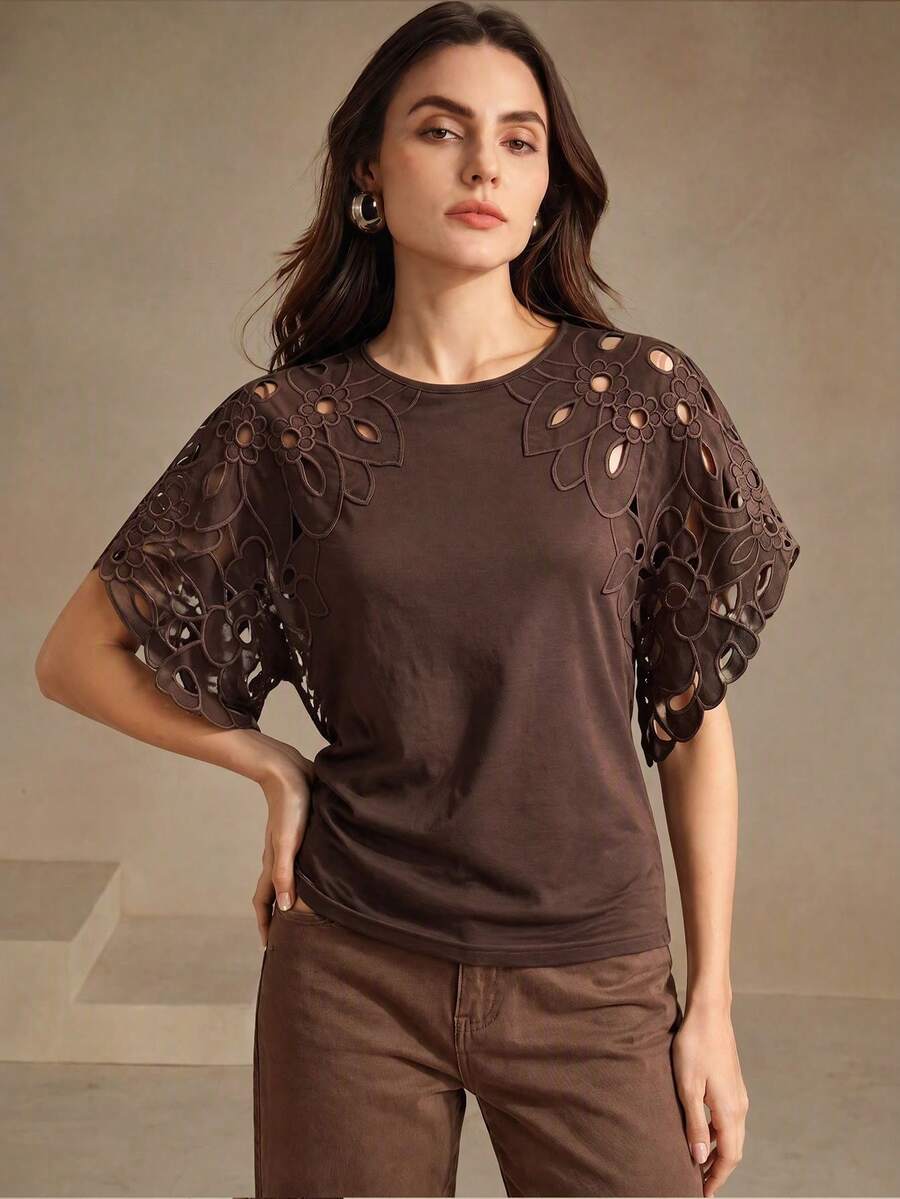 Blusa feminina castanho com mangas esvoaçantes e acabamento vazado em produção sofisticada Primavera Verão