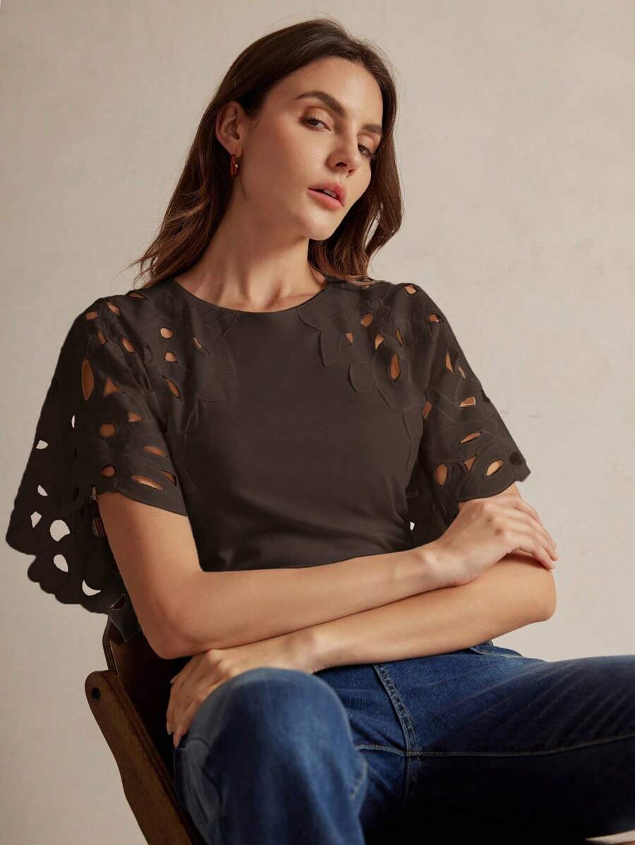 Blusa feminina castanho elegante com manga esvoaçante e trabalho vazado decorativo nos ombros e mangas
