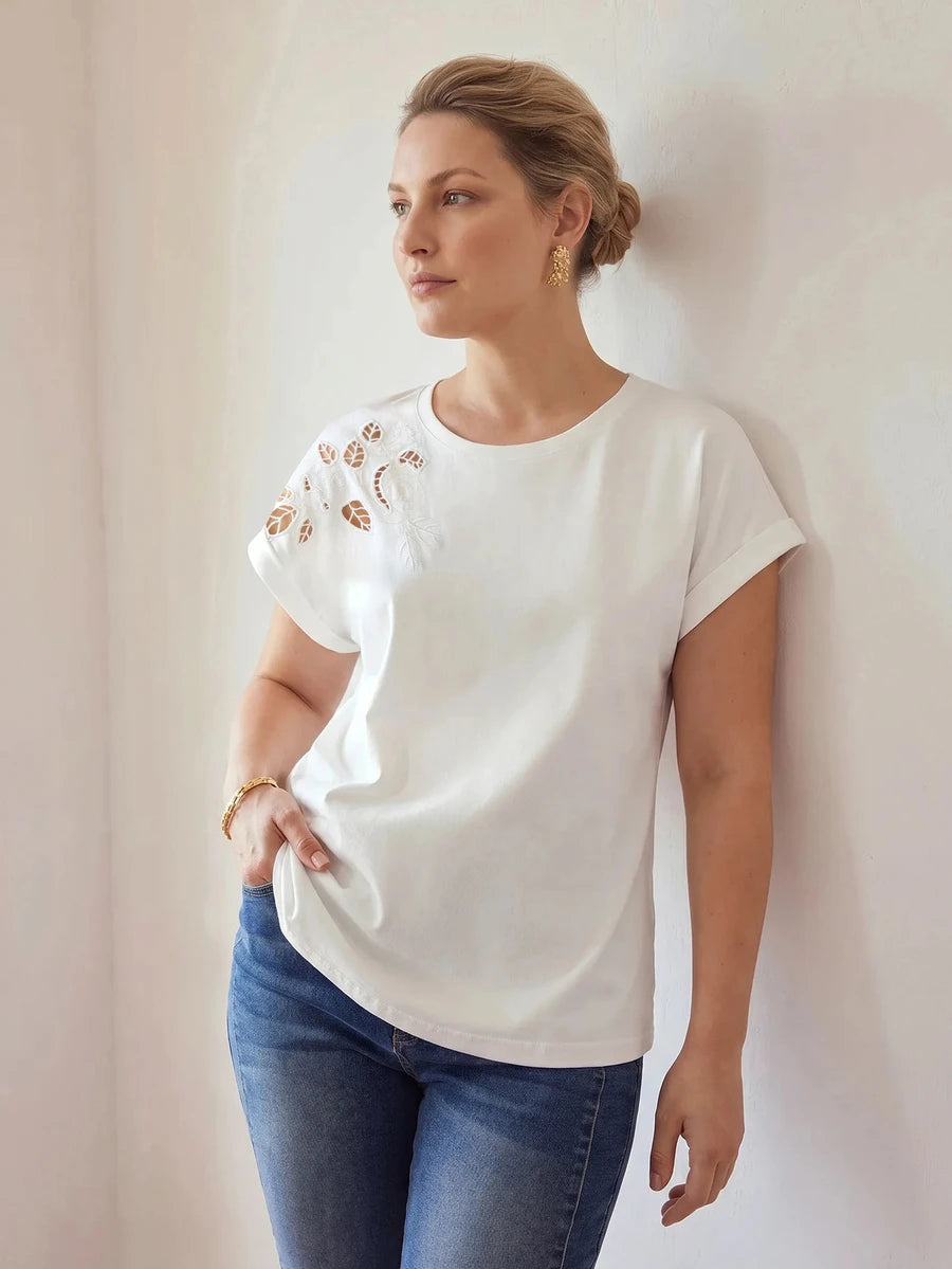 Blusa feminina casual branca 94% algodão com detalhe vazado no ombro plus size