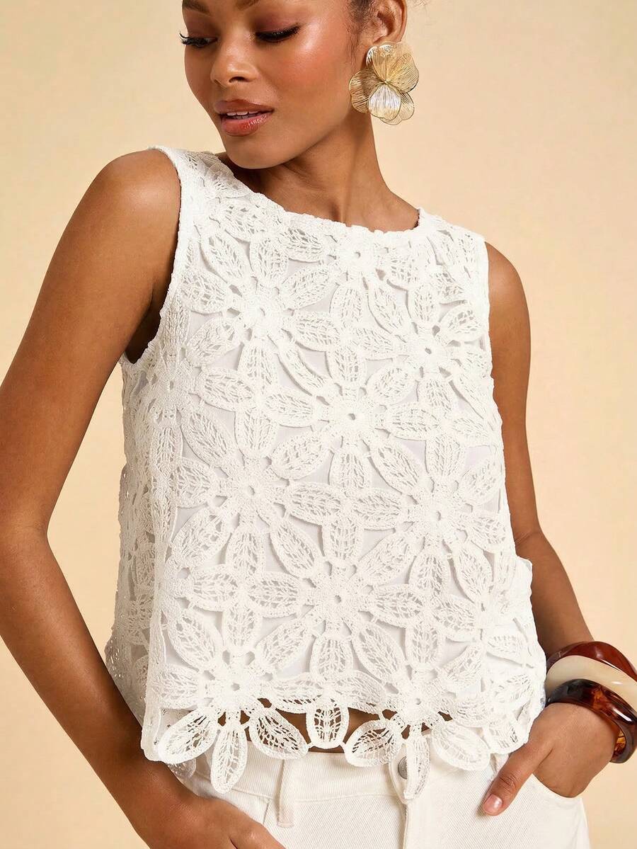 Blusa feminina casual com bordados florais e caimento regular