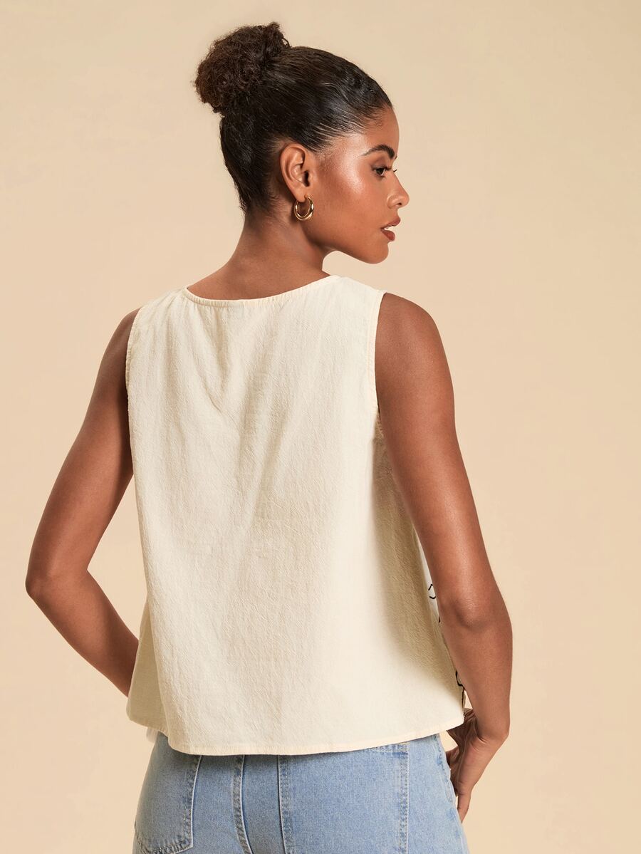 Blusa feminina com bordado floral e gola redonda para primavera e verão
