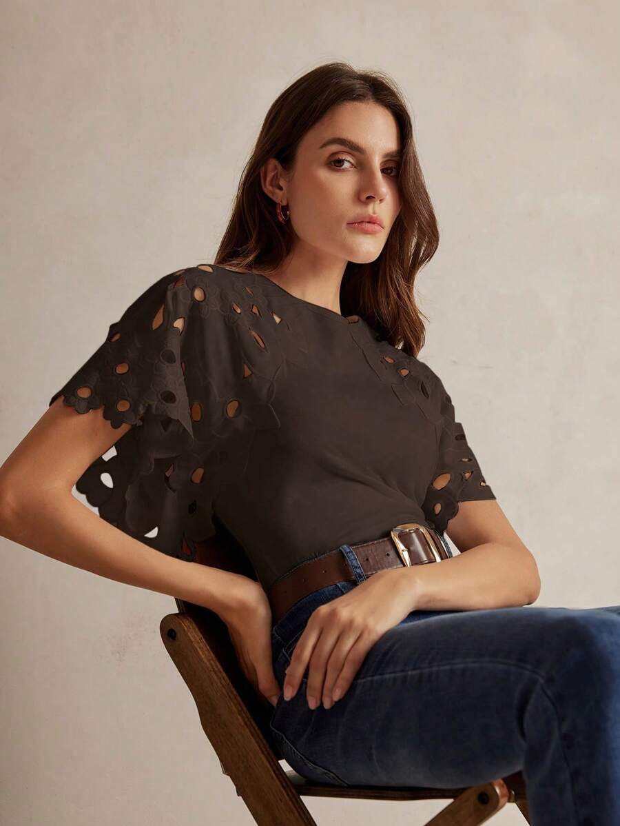 Blusa feminina com mangas esvoaçantes e acabamento vazado em produção sofisticada Primavera Verão