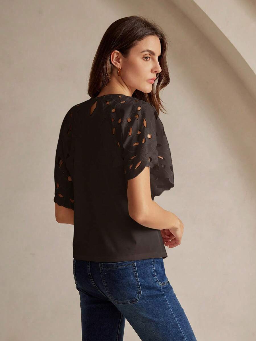 Blusa feminina com mangas trabalhadas combinada com calça de cintura alta em look casual elegante