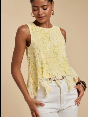 Blusa feminina com renda bordada e acabamento floral vazado