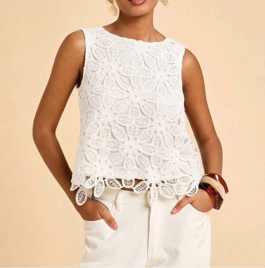 Blusa feminina com renda bordada e acabamento floral vazado