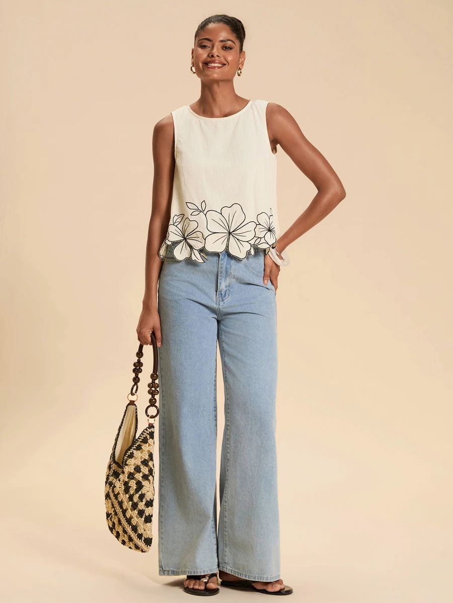 Blusa feminina com renda bordada e acabamento floral vazado