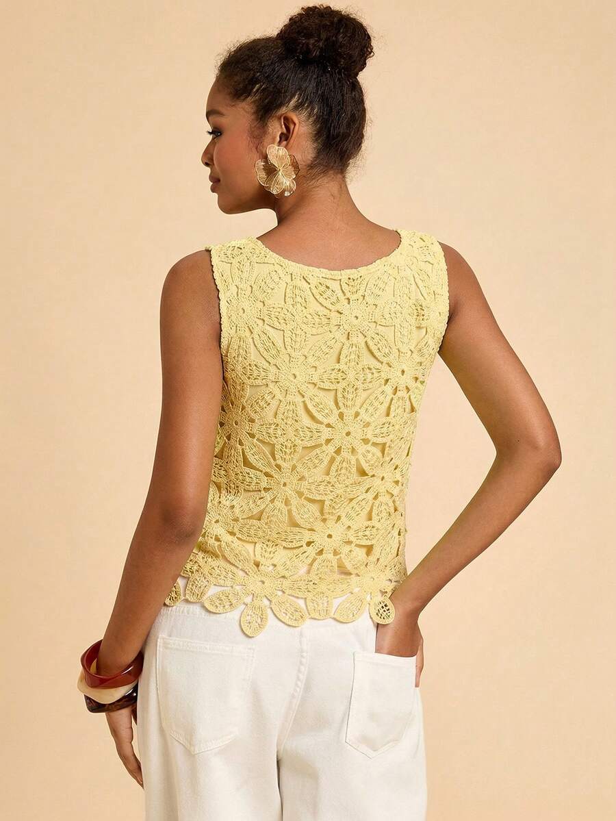Blusa feminina com renda bordada e acabamento floral vazado amarelo dourada  - Verão 2027 - Boutique do Encanto 