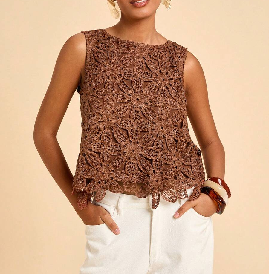 Blusa feminina cor castanho bordada sem mangas com detalhes florais e acabamento delicado