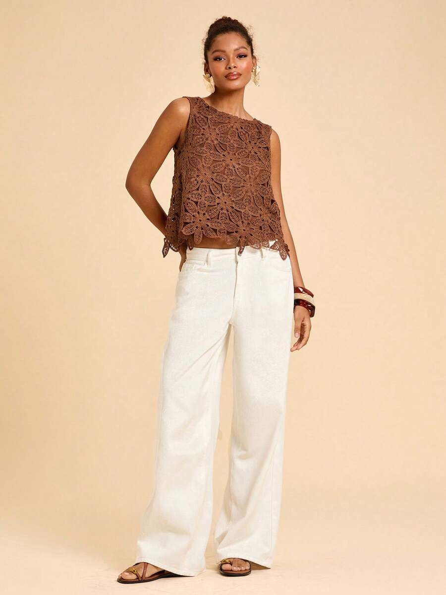 Blusa feminina cor castanho bordada sem mangas com detalhes florais e acabamento delicado