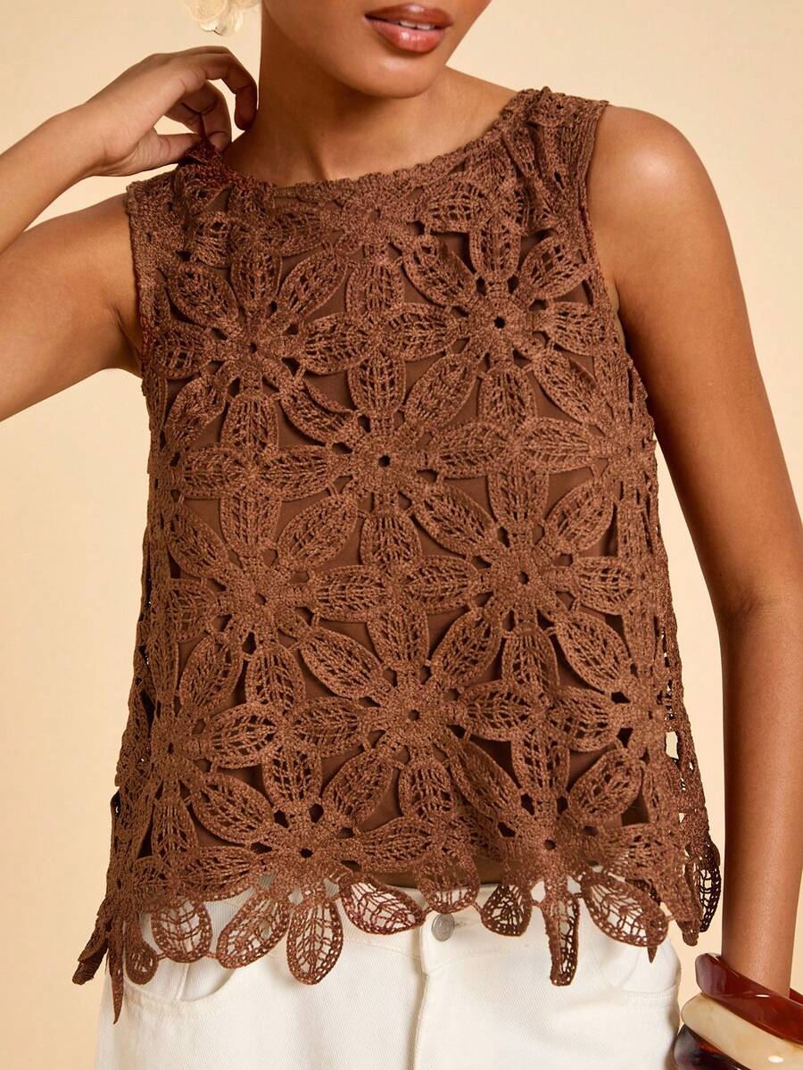 Blusa feminina cor castanho bordada sem mangas com detalhes florais e acabamento delicado