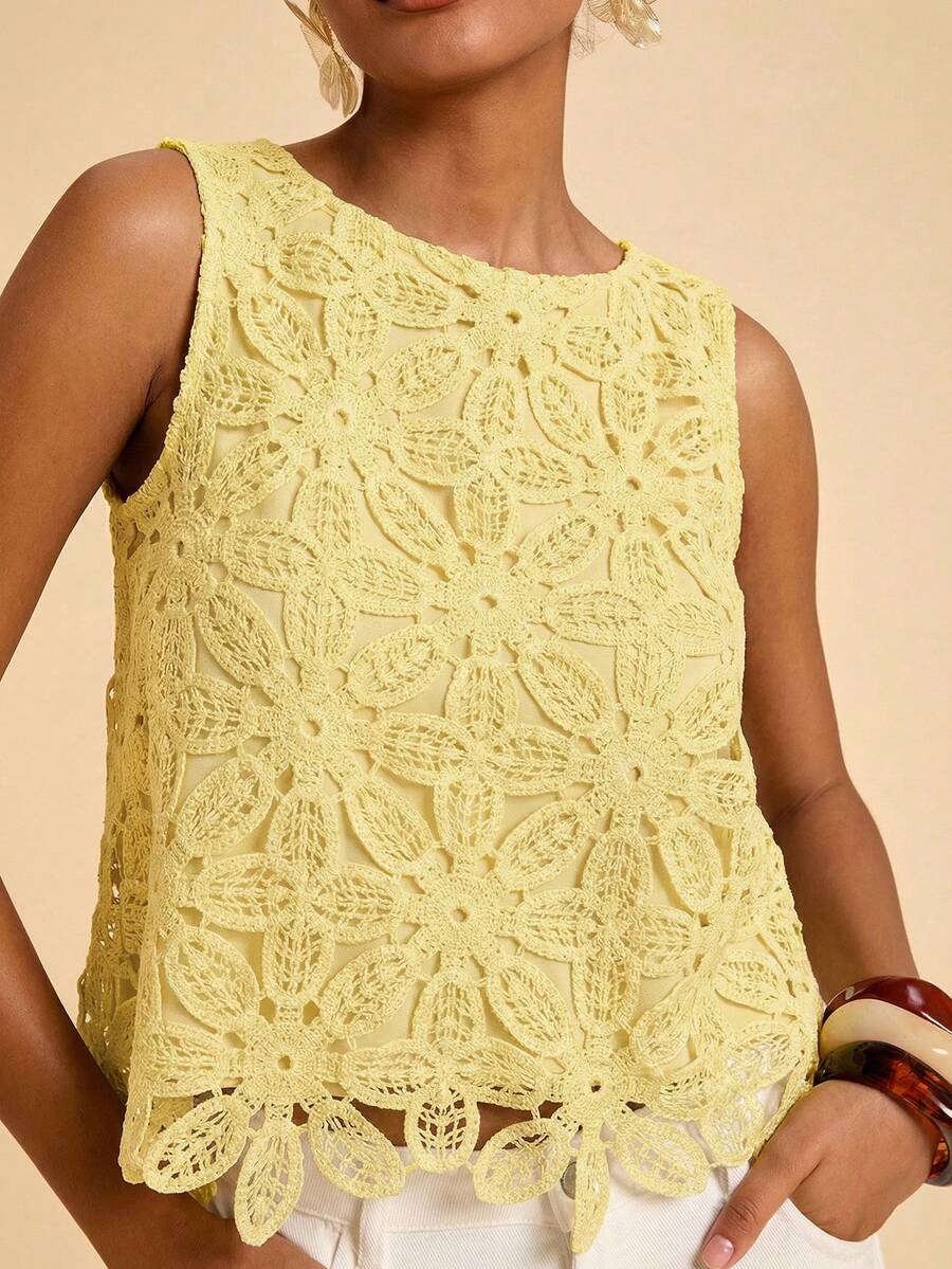 Blusa feminina dourado champagne com renda bordada e acabamento floral vazado
