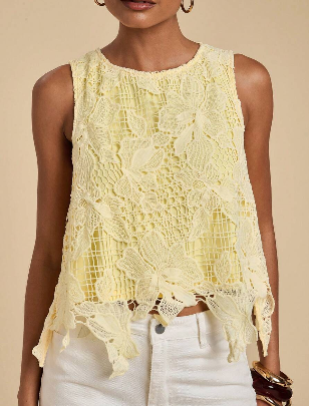 Blusa feminina elegante com bordados e detalhes em renda floral
