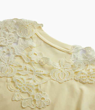 Blusa feminina em algodão com elastano, caimento regular e acabamento sofisticado em renda floral