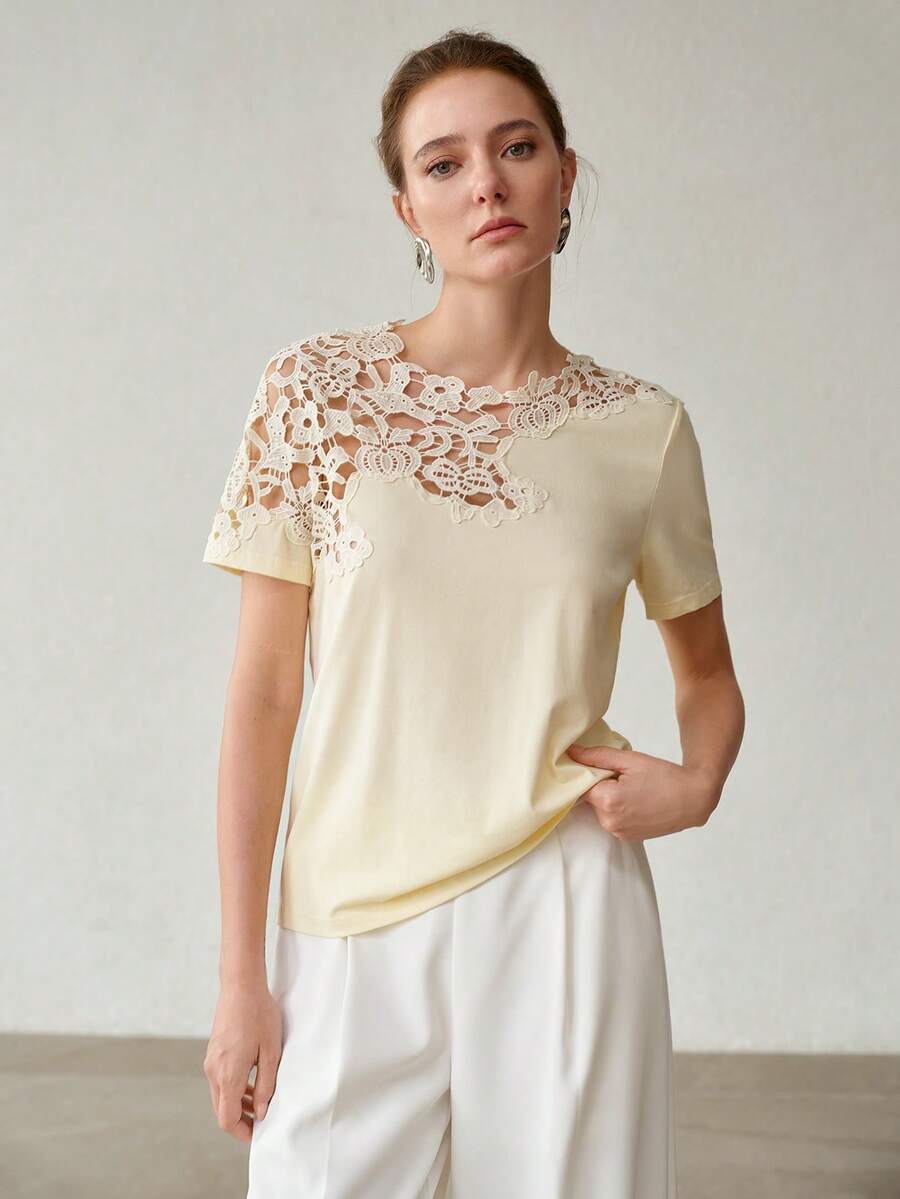 Blusa feminina em algodão com renda floral vazada aplicada de forma assimétrica no colo e ombros - Boutique do Encanto 