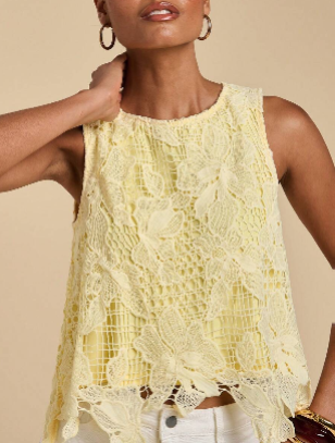 Blusa feminina na cor champagne dourada para verão com bordado floral e acabamento decorativo