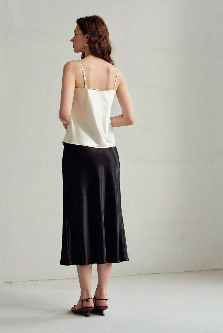 Blusa feminina off white de alças finas com decote V e renda